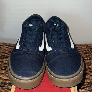 Men’s Old Skool Navy blue VANS Sneakers. Size 10